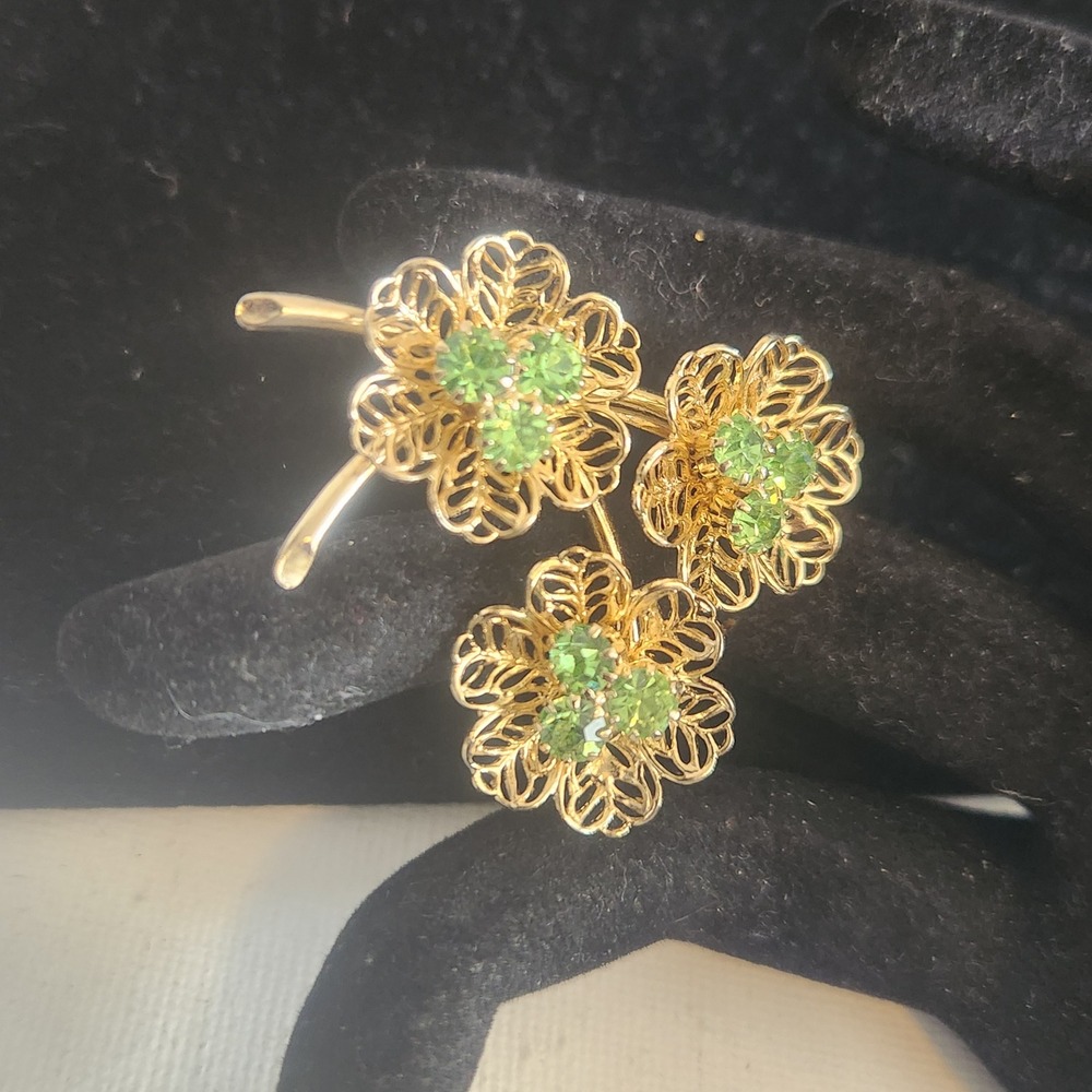 Vintage Gold Tone Filigree Triple Flower Brooch Green Rhinestone Floral Pin - Picture 2 of 7